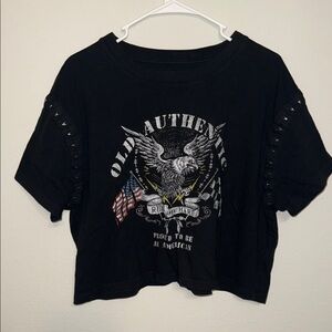 Modern Rebel Black Crop Graphic Short Sleeve Tee - size Large. B1